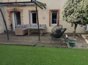 Petite maison au pied de la Cité